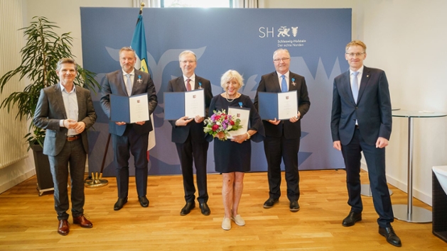 Ministerpräsident Daniel Günther und Gesundheitsminister Dr. Heiner Garg mit den vier ausgezeichneten Mediziner:innen.