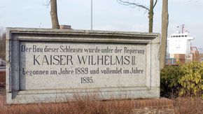 Gedenktafel mit Inschrift: "Der Bau dieser Schleusen wurde unter der Regierung Kaiser Wilhelms II. begonnen im Jahre 1889 und vollendet im Jahre 1895"
