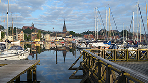 Blick über die Ostsee auf die Altstadt von Flensburg