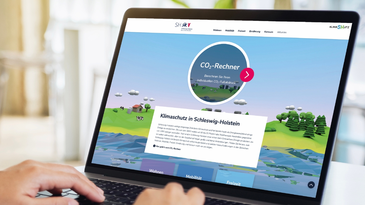 Auf diesem Bild sehen sie einen Laptop, auf dessen Bild die Startseite des neuen Informationsportals zum Klimaschutz zu sehen ist. Auf diesem Bild sehen sie einen Laptop, auf dessen Bild die Startseite des neuen Informationsportals zum Klimaschutz zu sehen ist.