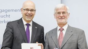 Hartmut Tank bei der Verleihung der Ehrennadel des Landes Schleswig-Holsteins mit Ministerpräsident Torsten Albig.