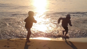 Abendstimmung auf Sylt, Kinder spielen am Wasser