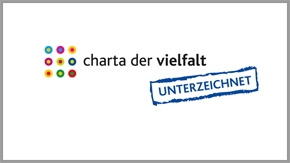 Logo: Neun bunte Punkte im Quadrat angeordnet, daneben steht der Schriftzug Charta der Vielfalt. Darunter steht eine Art Stemepelaufdruck mit dem Wort" unterzeichnet".