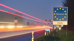 Autobahn-Hinweisschild auf den Grenzübergang zu Dänemark in 1 km Entfernung