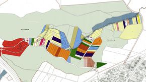 Vom Flickenteppich zu größeren Einheiten: Kartendarstellung der vielfältigen Eigentumsflächen vor der Flurbereinigung durch unterschiedliche Farben und Signaturen je Eigentümer.