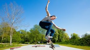 Jugendlicher auf einem Skateboard