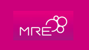 Schriftzug MRE in weiß mit Kreisen daneben auf pinkfarbenem Hintergrund.