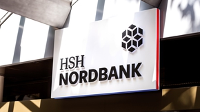 Logo der HSH Nordbank an einer Gebäudefassade