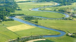 Fluss Stör zwischen dem, Breitenburger Wald und der Münsterdorfer Geestinsel bei Itzehoe