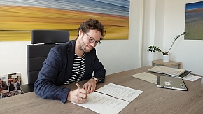 Landwirtschaftsminister Jan Philipp Albrecht unterzeichnet die Bund-Länder-Vereinbarung zur Dürrehilfe.