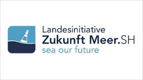 Logo: Emblem mit stilisierter Boje, Schriftzug "Landesinitiative Zukunft Meer.SH", und "sea our future"