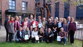 Gruppenbild der Preisträger und Ausgezeichneten 2017 mit Jury-Mitgliedern und der Staatssekretärin als Jury-Vorsitzender