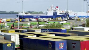 Lastwagen am Hafen, im Hintergrund ein Schiff der Stena Line am Kai