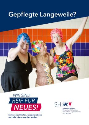 Kampagnenplakat mit drei älteren Damen in Badeanzügen und bunten Badekappen