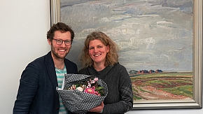 Minister Albrecht überreicht Katharina Erdmann bei ihrer Ernennung zur Tierschutzbeauftragten des Landes Schleswig-Holstein einen Strauß Blumen.