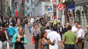 Viele Menschen in einer Einkaufsstraße in Flensburg