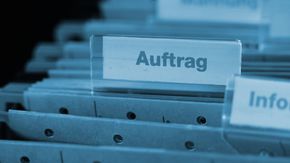 Detailansicht eines Hängeregisters mit dem Schildchen "Auftrag"