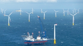 Windenergieanlagen des Windparks Amrumbank West, zum Zeitpunkt der Bauphase