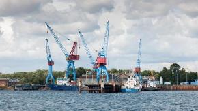 Blick auf Werft vom Wasser aus