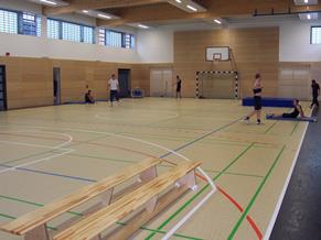 In der Sporthalle der Jugendanstalt Schleswig mit Blick quer durch die Halle mit einigen aufgebauten Sportgeräten