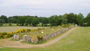 Im Arnkiel-Park befindet sich auf dem rund zwei Hektar großen Gelände unter anderem das größte rekonstruierte Großsteingrab Nordeuropas.