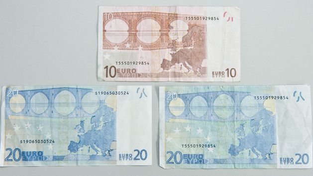 Abbildung von einem falschen 10-Euro-Schein und zwei falschen 20-Euro-Scheinen 