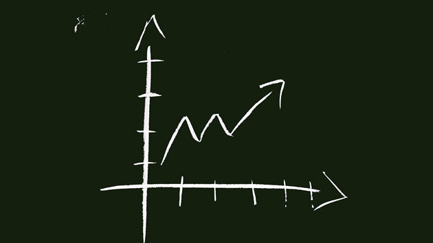 symbolisch auf Tafel aufgezeichnete Statistikkurve nach oben