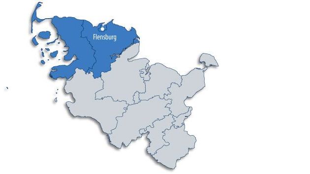 Schleswig-Holstein-Karte mit den einzelnen Kreisen in der Farbe Grau, in blau ist die Polizeidirektion Flensburg herausgehoben