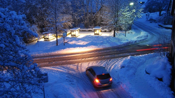 verschneite Straßenkreuzung an einem Wintermorgen