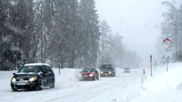 PKWs im Schneetreiben