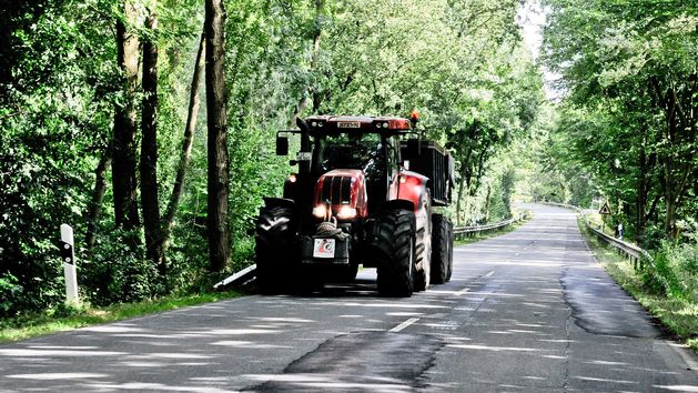 Trecker mit Anhänger auf einer Landstraße