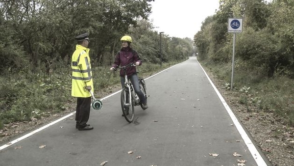 Fahrradekontrolle durch einen Polizeibeamte an einer Fahrradstraße