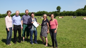 Staatssekretärin Anke Erdmann übergibt einen Förderbescheid an die Landesvereinigung Ökologischer Landbau Schleswig-Holstein und Hamburg (LVÖ) auf dem Milchviehbetrieb Stange in Flintbek.