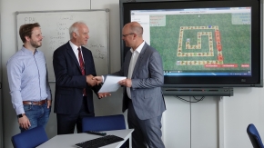 Staatssekretär Tobias Goldschmidt (rechts) übergibt einen Förderbescheid für das Projekt "Softwarechallenge" an Professor Manfred Schimmler (CAU zu Kiel, Mitte) im Beisein von Dr. Florian Schatz (FH Wedel, links).