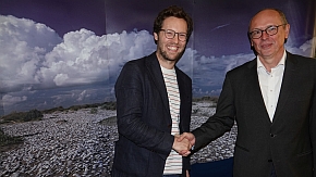 Umweltminister Albrecht verlängert die Vereinbarung zur Strandnutzung in St. Peter-Ording mit Bürgermeister Rainer Balsmeier.