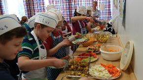 Die Schülerinnen und Schüler der 3a der Grundschule Holtenau sind von dem gesunden Essen begeistert.