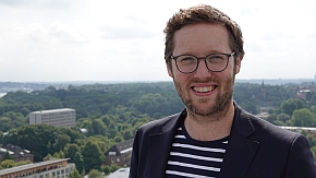 Porträt-Foto von Minister Jan Philipp Albrecht auf dem Dach des Umweltministeriums in Kiel.