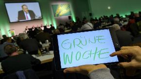 "Grüne Woche" steht auf einem Tablet geschrieben, das jemand während der Pressekonferenz der Messe in der Hand hält.