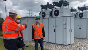 Energiewendeminister Albrecht bei einem Rundgang im Batteriespeicher in Jardelund.