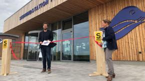 Ein Mann steht vor einem roten Band vor der Seehundstation Friedrichskoog.