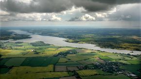 Die Schlei von oben, Gewitterwolken am Himmel