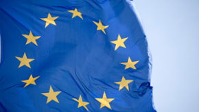 Die Flagge der Europäischen Union zeigt gelbe Sterne auf blauem Grund.