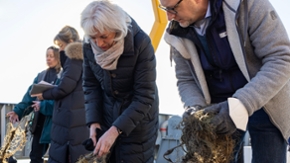 Staatsekretärin Dorit Kuhnt begleitet die Bergung eines Geisternetzes.