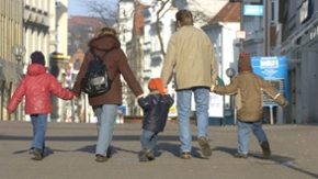 Familie mit drei Kindern in der Fußgängerzone in Flensburg