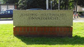 Gravierter Stein vor dem Schleswig-Holsteinischen Finanzgericht