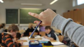 Schüler meldet sich im Unterricht