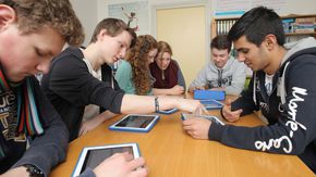 Schüler arbeiten mit Tablets