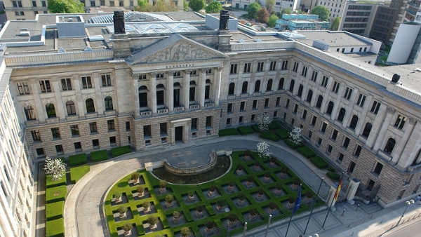 Bliick auf das Gebäudes des Bundesrats von oben.