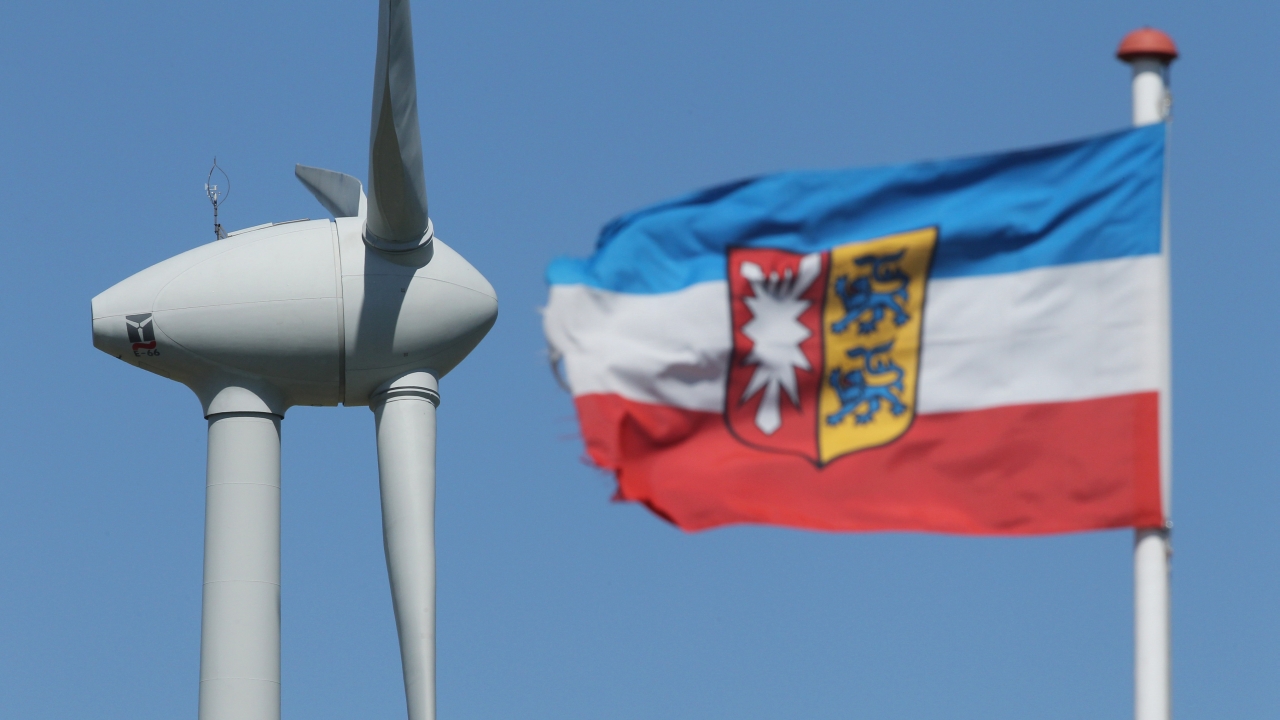 Windrad und Schleswig-Holstein Flagge