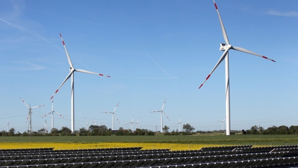 Solarfeld und Windräder